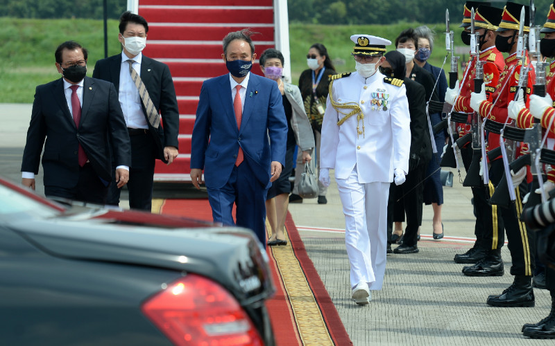 Perdana Menteri Jepang Yoshihide Suga (tengah) berjalan menuju kendaraan setibanya di Bandara Soekarno Hatta, Tangerang, Banten, Selasa (20/10/2020). Lawatan kenegaraan tersebut dalam rangka meningkatkan hubungan bilateral antarkedua negara. ANTARA