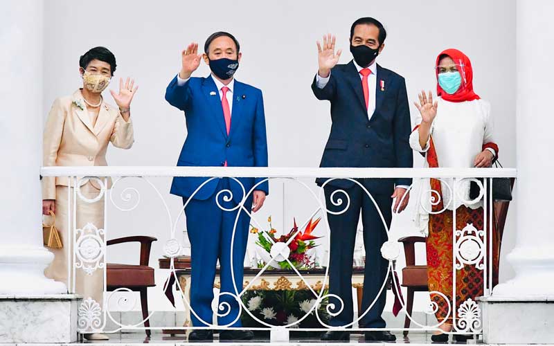 Presiden Joko Widodo (kedua kanan) didampingi Ibu Negara Iriana Joko Widodo (kanan) bersama Perdana Menteri Jepang Yoshihide Suga (kedua kiri) bersama Madam Suga Mariko (kiri) melambaikan tangan saat menerima kunjungan di Istana Bogor, Jawa Barat, Selasa (20/10/2020). Kunjungan kenegaraan tersebut dalam rangka meningkatkan hubungan bilateral antar kedua negara. ANTARA FOTO/HO/Setpres-Laily Rachev