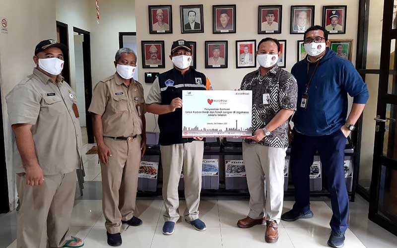  Bank DKI Serahkan Bantuan Untuk Korban Banjir dan Longsor di Jagakarsa