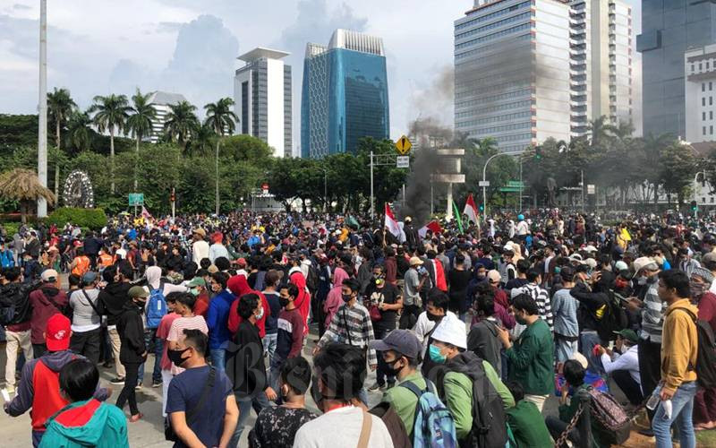 Ribuan mahasiswa dari berbagai universitas memadati kawasan Patung Kuda, Jakarta Pusat, Selasa (20/10/2020) dalam rangka unjuk rasa tolak UU Cipta Kerja./Bisnis-Aprianus Doni
