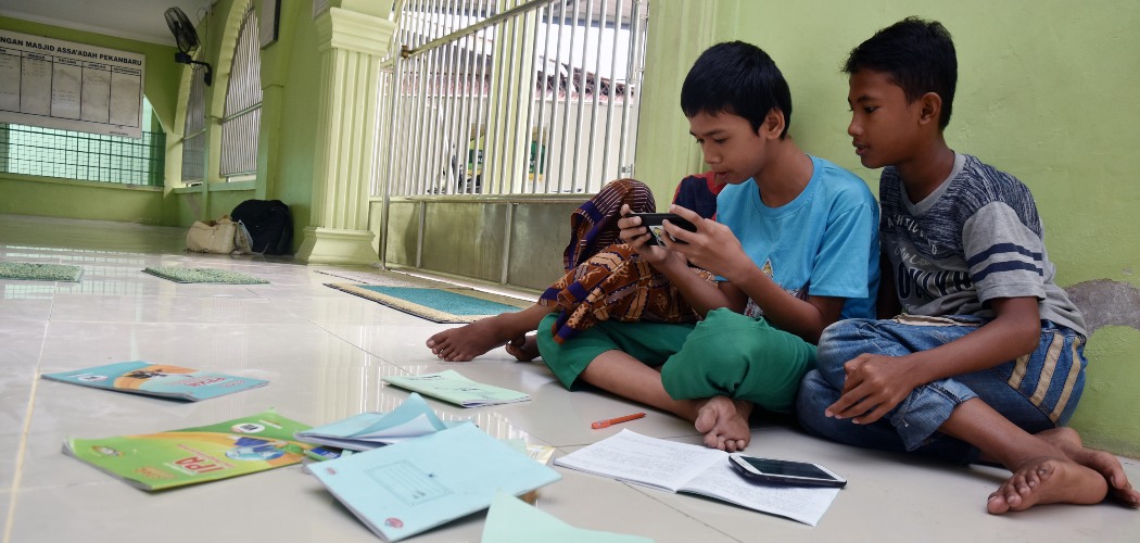 Sejumlah anak belajar menggunakan jaringan internet di Masjid Assa'adah di Kota Pekanbaru, Riau, Selasa (13/10/2020). Pengurus masjid menyediakan internet gratis untuk anak-anak tidak mampu supaya bisa belajar jarak jauh selama pandemi COVID-19./ANTARA FOTO-FB Anggoro