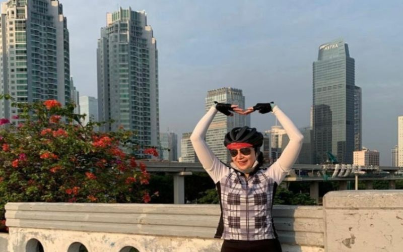  Sosok Alexandra Askandar, Wadirut Bank Mandiri yang Hobi Bersepeda