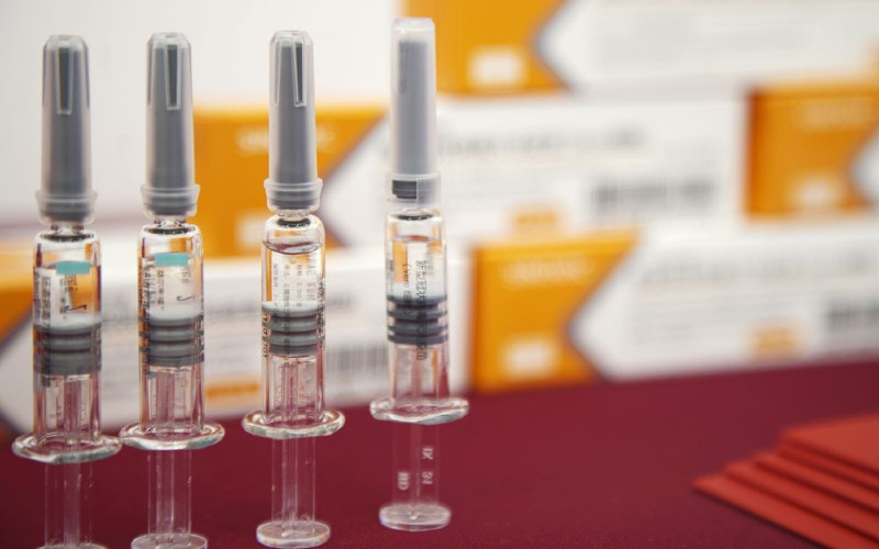 Botol vaksin CoronaVac SARS-CoV-2 Sinovac ditampilkan di acara media di Beijing, China, pada 24 September. /Bloombergrn