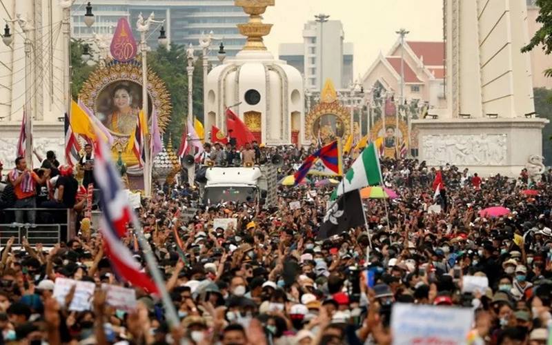 Para pedemo pro-demokrasi memadati jalan saat aksi protes antipemerintah, pada peringatan 47 tahun pemberontakan mahasiswa tahun 1973, di Bangkok, Thailand, Rabu (14/10/2020)./Antara-Reuters