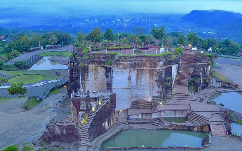  Lahirnya Tebing Breksi karena Pemahat Batu Beraksi