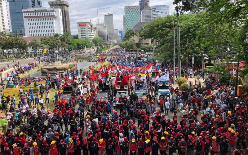  Tuntut Pencabutan UU Ciptaker, Ribuan Massa Buruh Kumpul di Patung Kuda