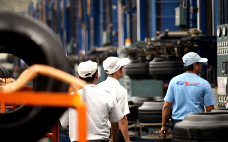 Aktivitas pekerja di pabrik ban PT Gajah Tunggal Tbk. Hanya ada dua produsen ban radial di Indonesia, yakni PT Hankook Tire Indonesia dan PT Gajah Tunggal Tbk. /gt-tires.com