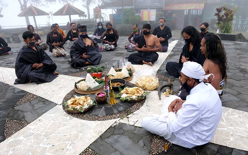  Penghayat Kepercayaan Pahoman Sejati Gelar Ritual Sesaji Pisungsung Gunung Merapi