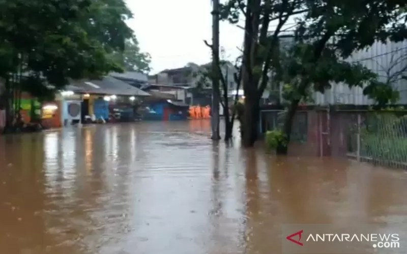 Genangan air setinggi 60 sentimeter menutup sebagian Jalan Raya Jambore akibat hujan lebat, Senin (26/10/2020). Petugas menutup sementara akses jalan untuk keperluan pemompaan air. (ANTARA/Sudinhub Jaktim)