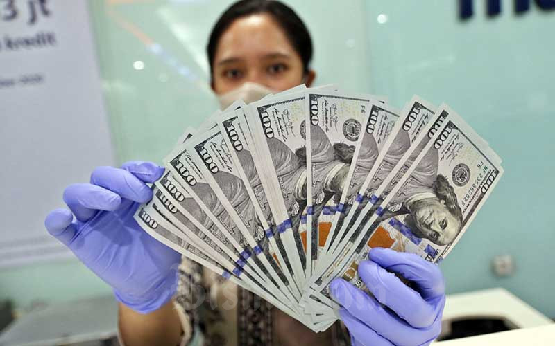 Karyawati menghitung uang dolar AS di Jakarta, Rabu (16/9/2020). Bisnis/Eusebio Chrysnamurti