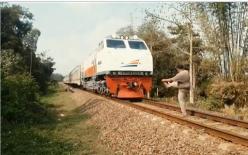 Video suntingan seorang pria menedang mundur kereta api jarak jauh. Foto: Instagram @infocegatansukoharjo