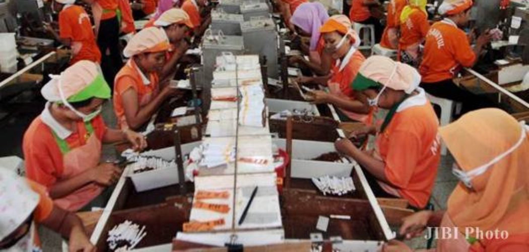 Kegiatan pekerja sebuah pabrik rokok kretek di Kabupaten Bantul, Yogyakarta. -  JIBI/Desi Suryanto