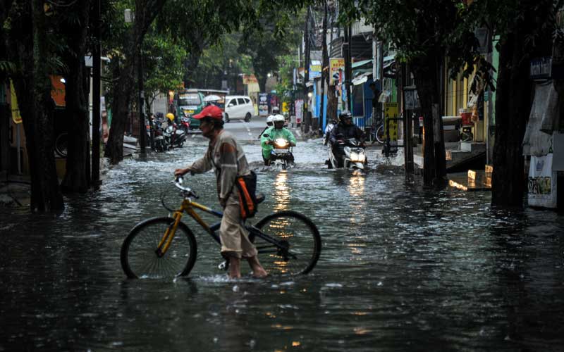  Jalanan di Bandung Banjir Akibat Diguyur Hujan Seharian