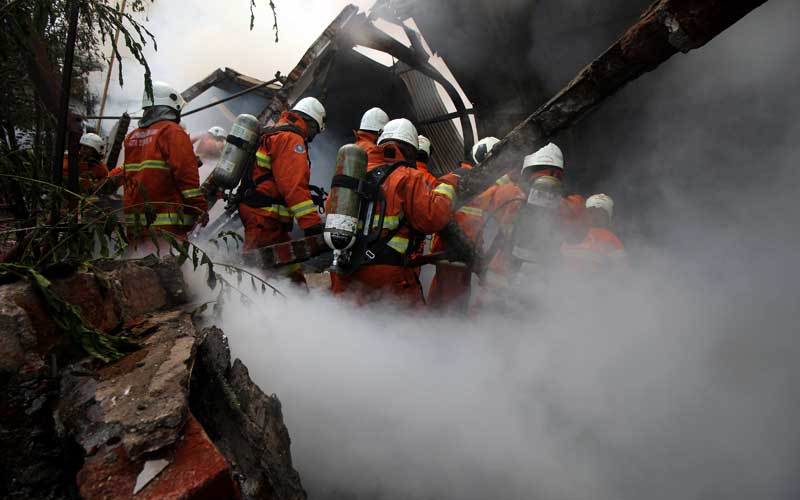  22 Unit Kendaraan Pemadam Kebakaran Diterjunkan Untuk Memadamkan Gudang Mebel Yang Terbakar di Surabaya