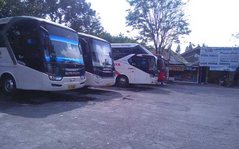  ANGKUTAN UMUM BERBASIS JALAN : Bus Menderu dalam Lumpur