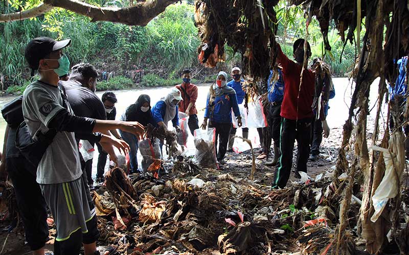  Peringati Hari Sumpah Pemuda, Relawan Lingkungan Bersihkah Sampah di Kali Ciliwung