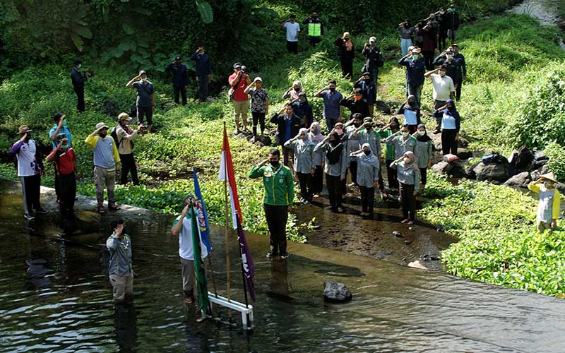  Warga di Yogyakarta Gelar Upacara Peringatan Sumpah Pemuda di Dam Kali Kuning