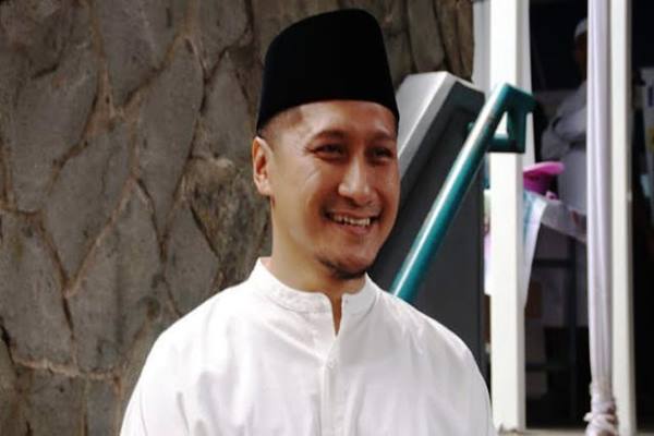  Kritik Presiden Prancis, Arie Untung Buang Koleksi Tas Mewah Chanel Sampai LV
