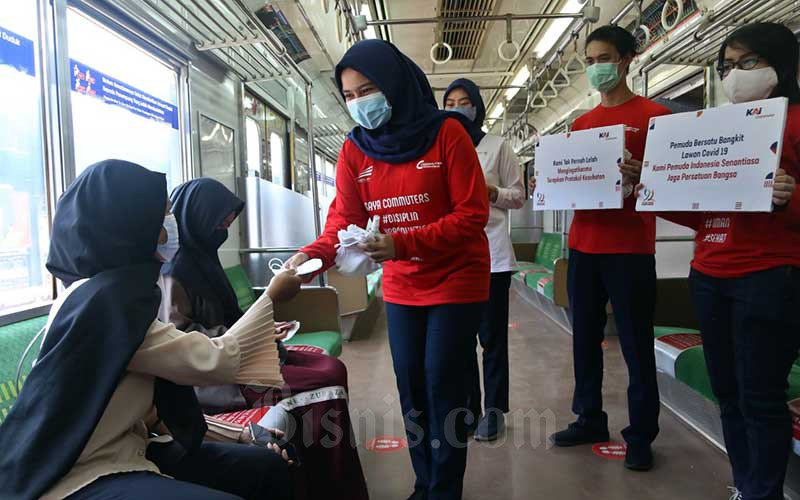  Peringati Sumpah Pemuda, KCI Bagikan 3.000 Masker Kepada Penumpang KRL