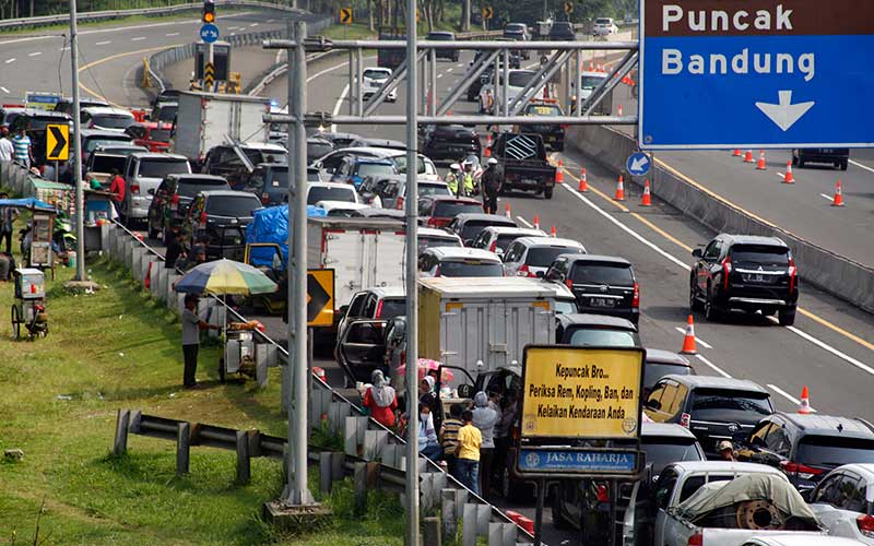  Wisatawan Yang Menunju Puncak Terpaksa Beristirahat di Pinggirl Tol Akibat Buka Tutup Jalur