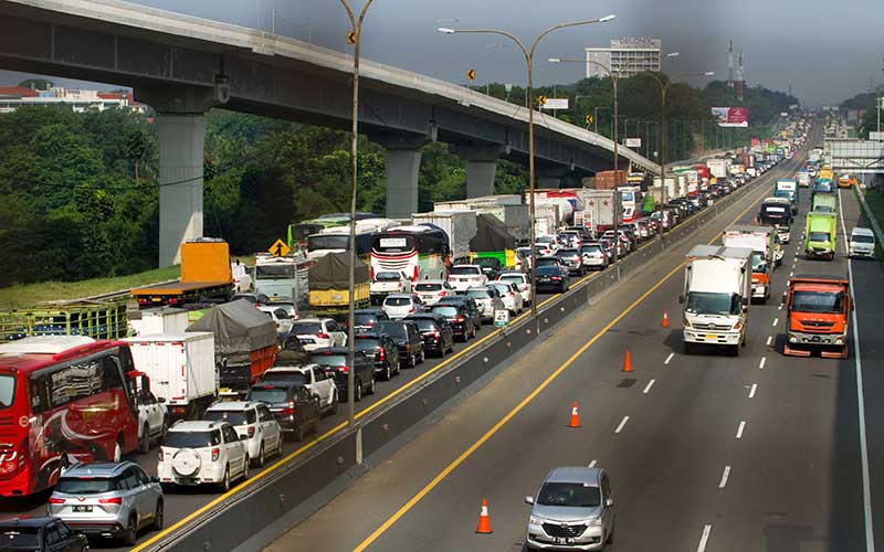  Volume Kendaraan di Jalan Tol Jakarta-Cikampek Menigkat 51,6 Persen Saat Libur Panjang