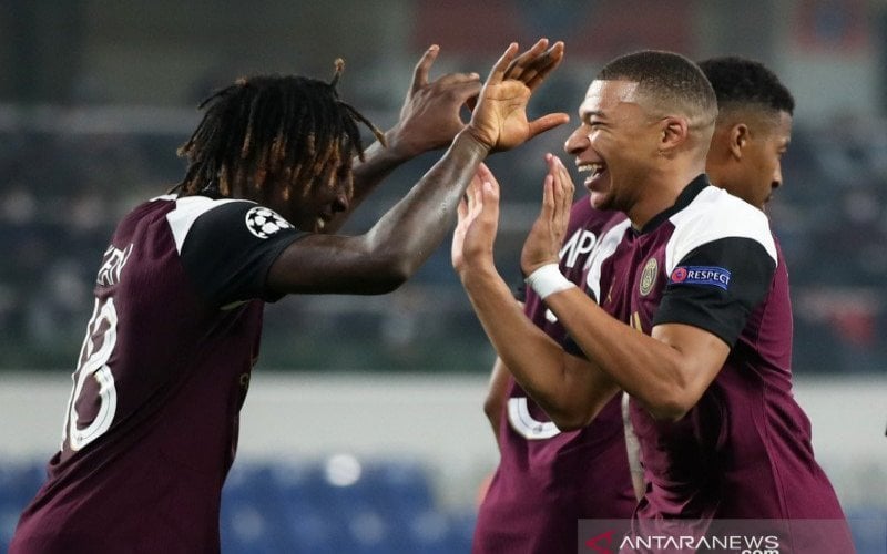 Kean dan Mbappe melakukan selebrasi gol usai cetak gol ke gawang Istanbul Basaksehir di Liga Champions pada Kamis (29/10)./Reuters