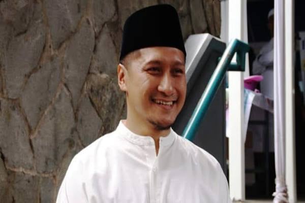  Kecam Macron, Arie Untung Buang Tas Mewah Seharga Ratusan Juta Rupiah Buatan Prancis