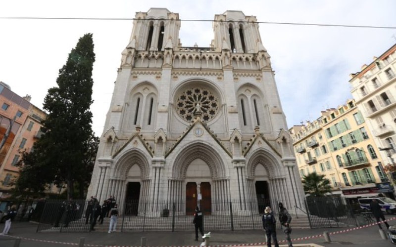 Lokasi penyerangan oknum pria berpisau, Basilika Notre Dame di Nice, Prancis, tampak ditutup dan diawasi kepolisian setempat/Twitter-@cestrosi