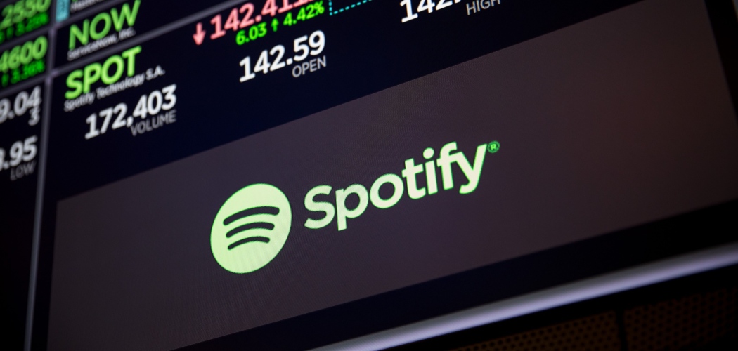 Layar monitor menampilkan saham Spotify di New York Stock Exchange (NYSE) di New York, AS, Senin (3/12/2018)./Bloomberg-Michael Nagle