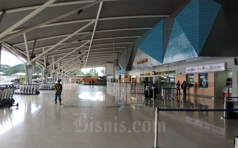 Suasana ruang keberangkatan Bandara Sultan Hasanuddin, Makassar, Sulawesi Selatan./Bisnis/Paulus Tandi Bone