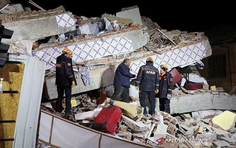 Sejumlah pekerja penyelamat berkumpul di sebuah bangunan yang ambruk untuk mencari korban akibat gempa bumi bermagnitudo 6,8 di Elazig, Turki, (24/1/2020). ANTARA/REUTERS/Sertac Kayar/aa.