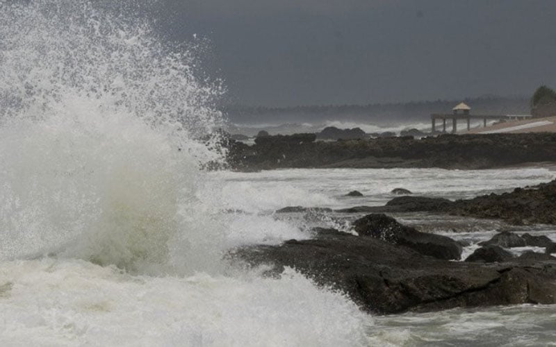  Pengunjung Pantai Cihara di Banten Diminta Waspada Gelombang Tinggi