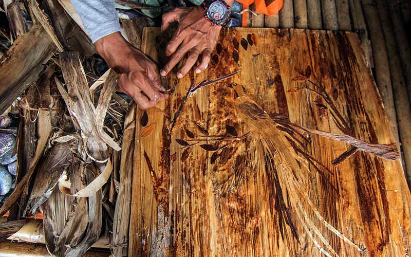  Perajin di Depok Membuat Lukisan di Pelepah Pisang