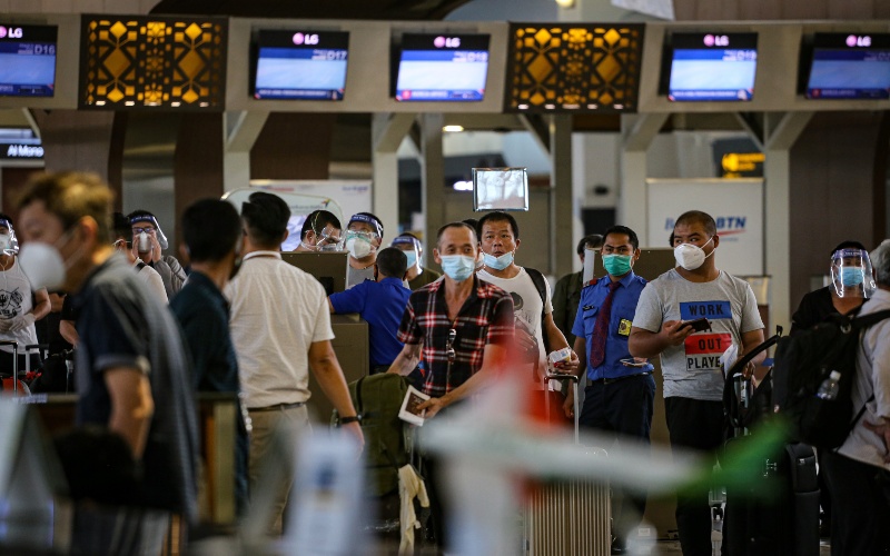 Sejumlah calon penumpang antre saat pengecekan tiket di Terminal 3 Bandara Internasional Soekarno-Hatta, Tangerang, Banten, Senin (21/9/2020)./ANTARA FOTO-Fauzan
