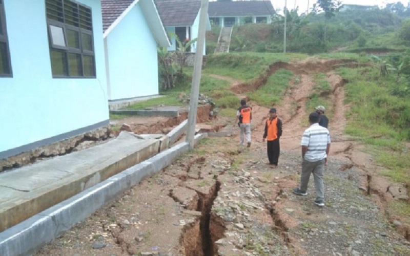  Gedung Sekolah di Lebak Terancam Longsor