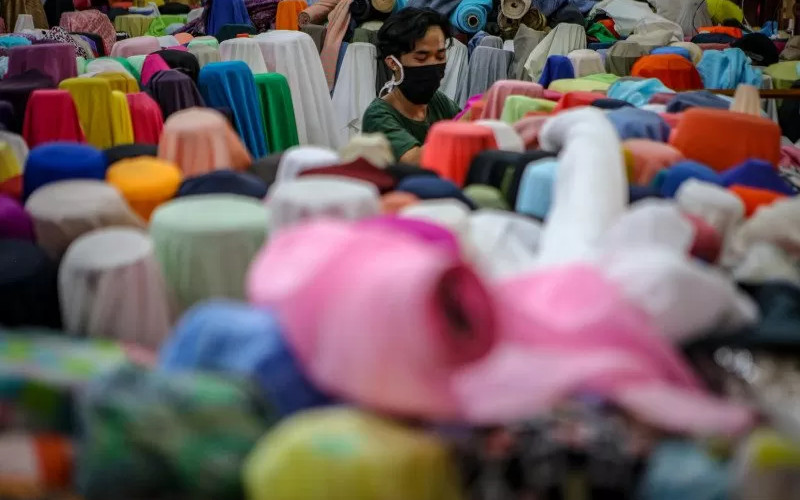 Pedagang tekstil di Cipadu, Kota Tangerang, Banten. Saat ini utilisasi industri kain masih berada di kisaran 50 persen, sementara itu utilisasi industri hulu TPT ada di rentang 40-50 persen. Menurutnya, saat ini hanya industri garmen yang berada di posisi cukup baik atau di kisaran 70 persen. ANTARA.