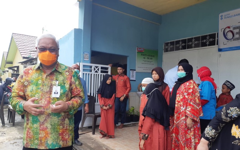 Direktur Utama Bank Sumsel Babel Achmad Syamsudin (kiri) memberikan keterangan kepada wartawan usai penyerahan bantuan kepada panti asuhan dalam rangka HUT Bank Sumsel Babel ke-63. Bisnis/Dinda Wulandari