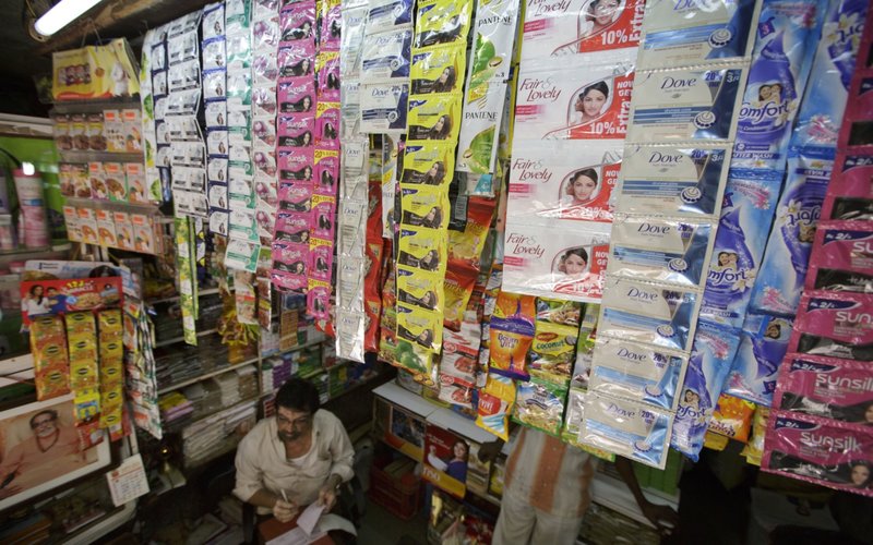 Produk Unilever dipajang di sebuah toko kelontong di India/ Bloomberg