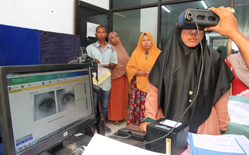Petugas Dinas Kependudukan dan Catatan Sipil (Disdukcapil) Kabupaten Aceh Timur melakukan pendataan dan perekaman KTP elektronik di Kantor Disdukcapil Aceh Timur, Aceh, Selasa (10/3/2020). ANTARA FOTO/Syifa Yulinnas