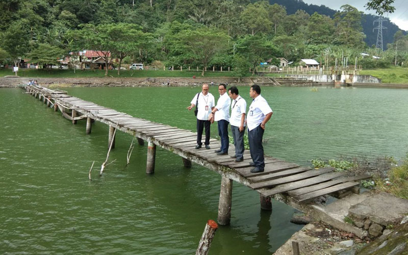  Warga Agam Gotong Royong Bersihkan Danau Maninjau