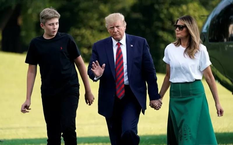 Presiden Amerika Serikat Donald Trump melambaikan tangan saat berjalan bersama Ibu Negara Melania Trump dan putra mereka Barron di Halaman Selatan Gedung Putih setelah kembali ke Washington dari Bedminster, New Jersey, Amerika Serikat, Minggu (18/8/2019)./Antararn