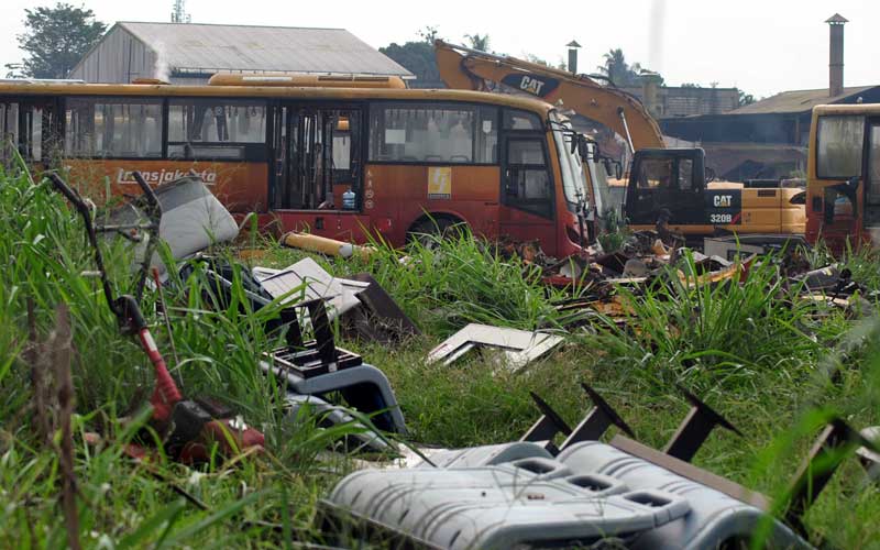  Bus Transjakarta Yang Terbengkalai Dipotong-Potong