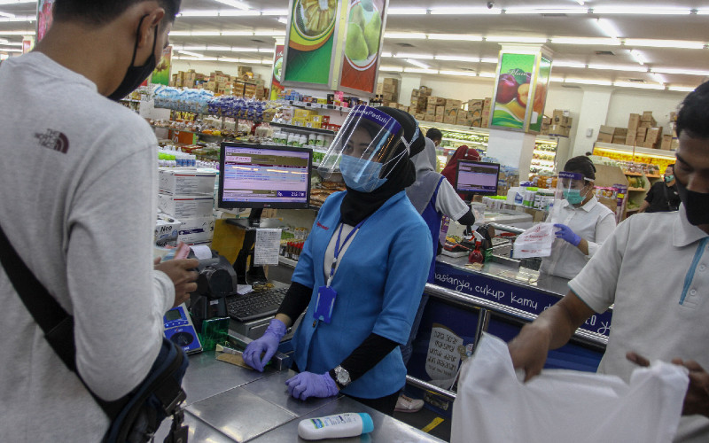 Petugas kasir mengenakan alat pelindung diri berupa masker, face shield, dan sarung tangan ketika melayani pembeli di salah satu gerai penjualan kebutuhan pokok di Mal Pekanbaru, Riau, Selasa (13/10/2020). /ANTARA 