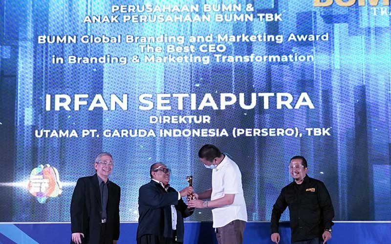  Direktur Utama Garuda Indonesia Irfan Setiaputra Mendapatkan Penghargaan The Best CEO in Branding & Marketing Transformation