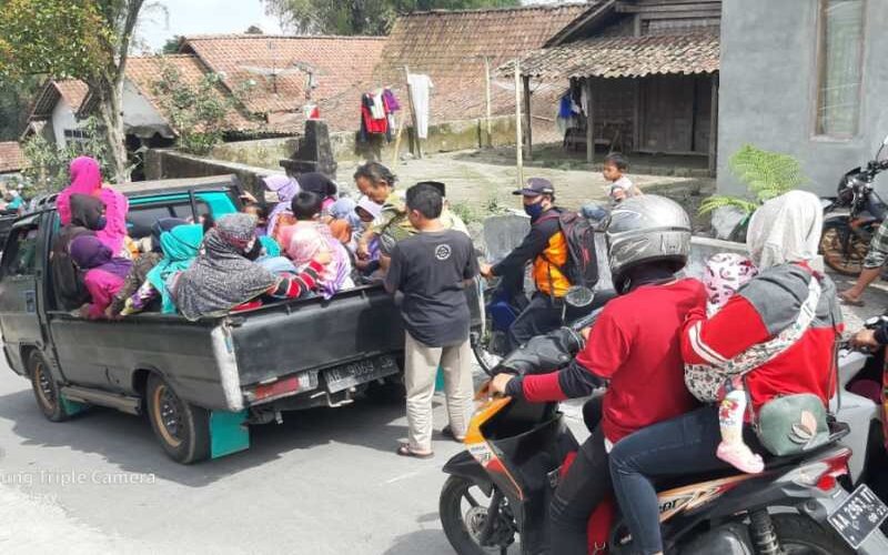  Warga Sekitar Gunung Merapi Mulai Mengungsi