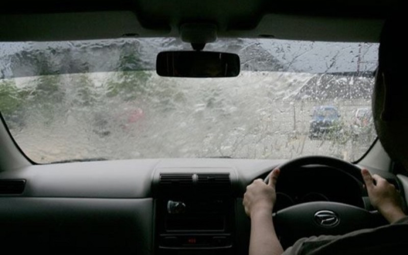 Tip Berkendara Aman Saat Musim Hujan ala Daihatsu