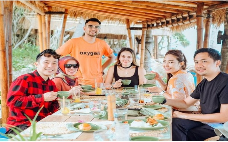  Raffi Ahmad, Luna Maya, Gisel dan Ayu Dewi Liburan Bareng ke Nihi Sumba, Berapa Biayanya?