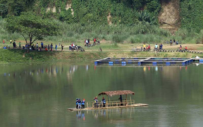  Foto-Foto Menikmati Akhir Pekan Dengan Bersepeda di Danau Cisawang