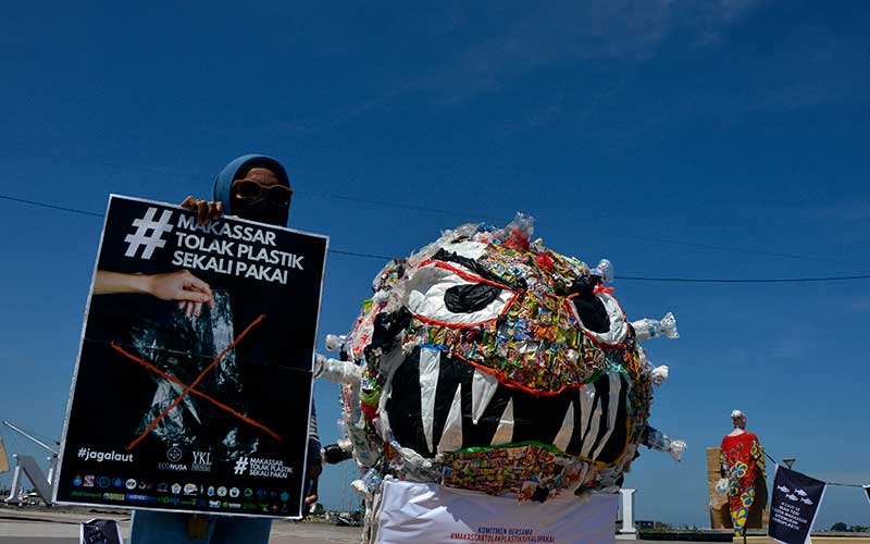  Aktivis Lingkungan Gelar Aksi Kampanye Anti Plastik Sekali Pakai di Pantai Losari Makassar