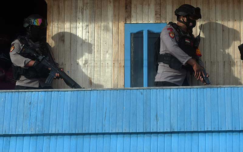  Aparat Gabungan Kejar Tertuga Terios Yang Bersembunyi di Rumah Warga